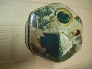 Caixa metálica vintage decorada