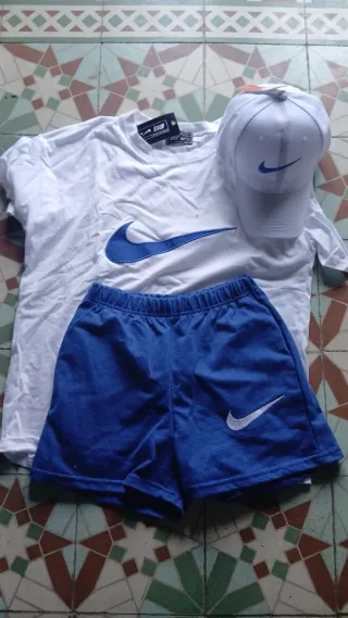 Conjunto Mujer: Camiseta, Short y Gorra