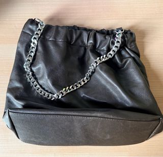 Bolso negro con cadena plateada