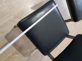 Sillas industriales negras y plateadas