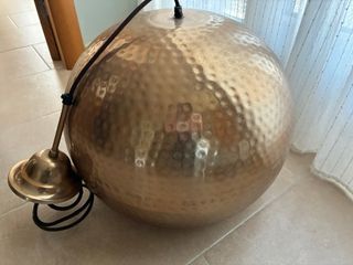 Lámpara colgante dorada de metal