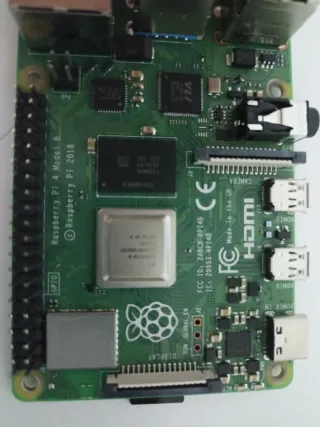 3 Raspberry Pi 4 B 2Gb