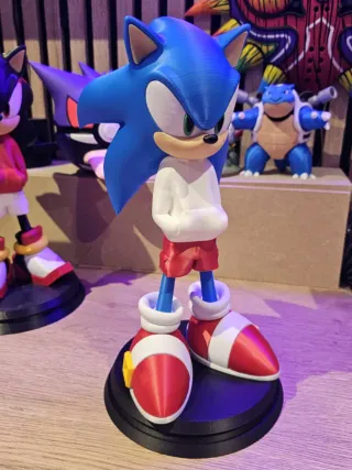 Statua Sonic con felpa bianca e pantaloncini rossi