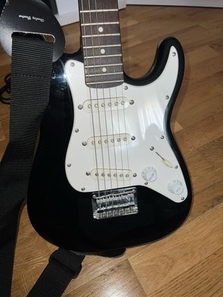 Pack Guitarra Mini Fender Negra + Ampli Harley