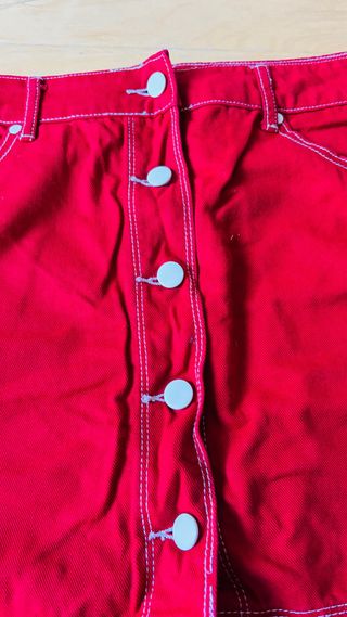 Falda roja con botones