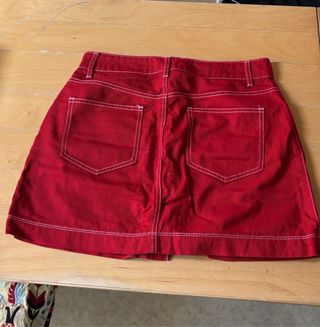 Falda roja con botones