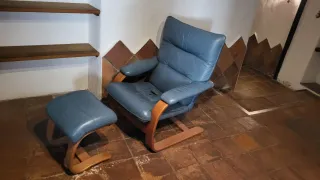 Sofá y reposapiés de cuero azul