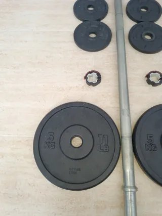 Barra y discos de pesas