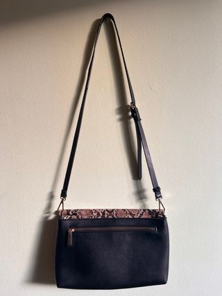 Top y bolso estampado de serpiente