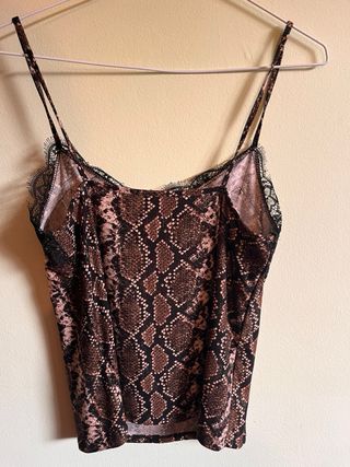 Top y bolso estampado de serpiente