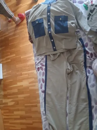 Conjunto deportivo beige y azul Talla L