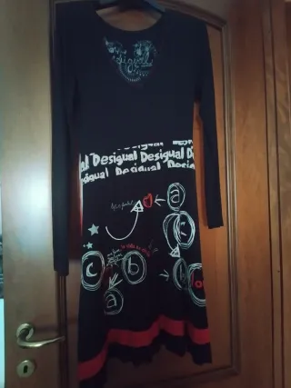 Abito Desigual nero e rosso