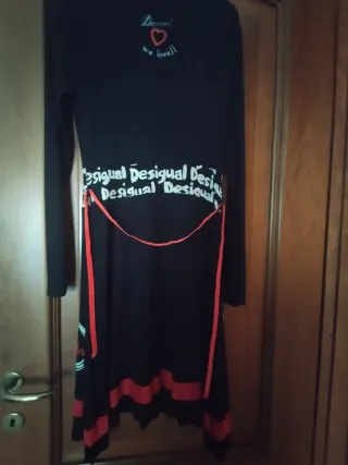 Abito Desigual nero e rosso
