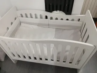 Cuna de bebé blanca