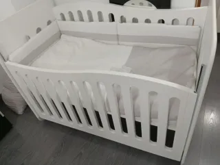 Cuna de bebé blanca