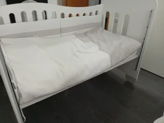 Cuna de bebé blanca