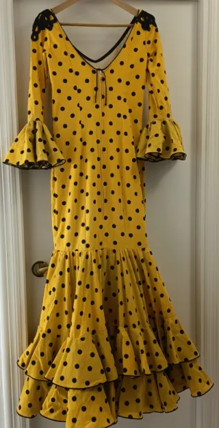 Traje de flamenca amarillo lunares negros