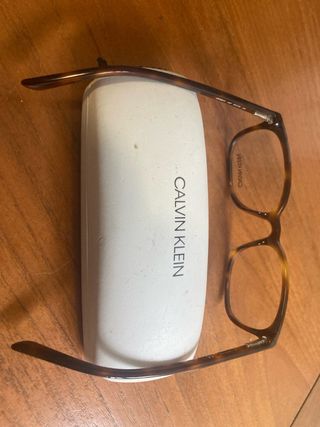 Gafas Calvin Klein pasta marron incluye funda .