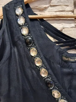Blusa negra con pedrería y bordados. Talla S