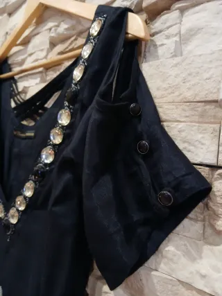 Blusa negra con pedrería y bordados. Talla S