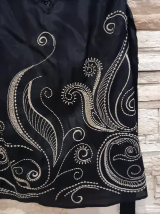 Blusa negra con pedrería y bordados. Talla S