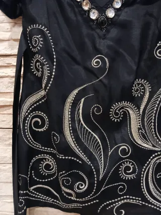 Blusa negra con pedrería y bordados. Talla S