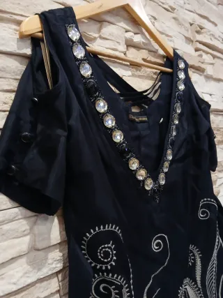 Blusa negra con pedrería y bordados. Talla S