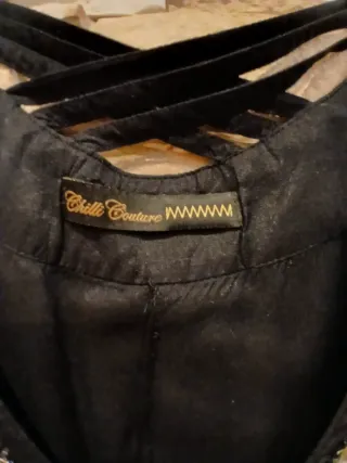 Blusa negra con pedrería y bordados. Talla S