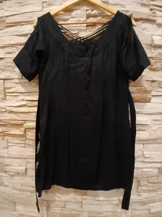 Blusa negra con pedrería y bordados. Talla S