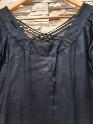 Blusa negra con pedrería y bordados. Talla S