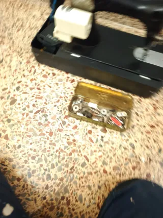 Máquina de coser antigua con pedal