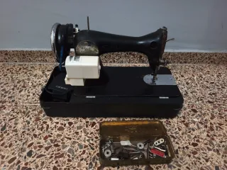 Máquina de coser antigua con pedal