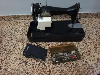Máquina de coser antigua con pedal