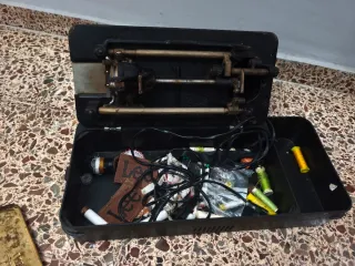 Máquina de coser antigua con pedal