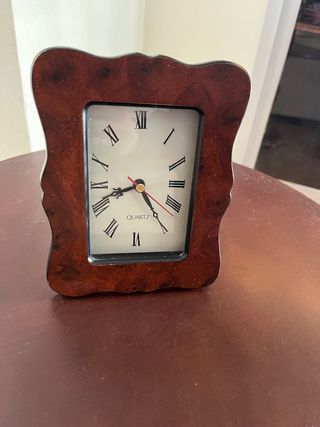 Reloj de mesa de madera