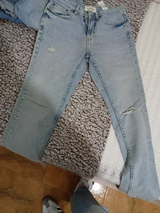 Vaqueros Pull&Bear chico desgastados