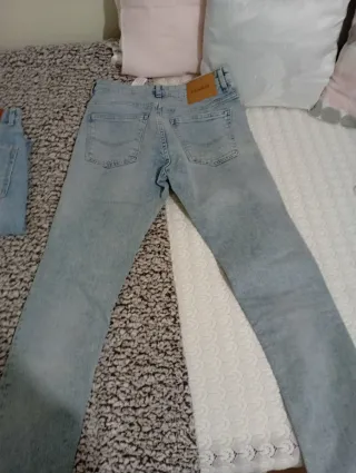 Vaqueros Pull&Bear chico desgastados