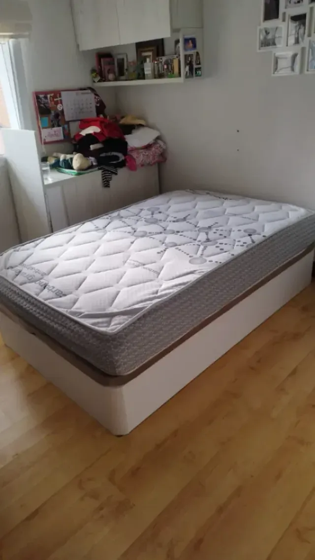 Letto a scomparsa in legno con materassi