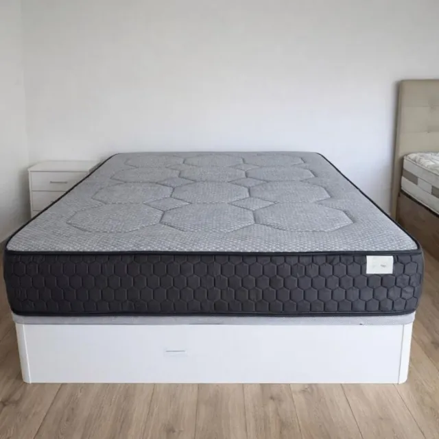 Letto a scomparsa in legno con materassi