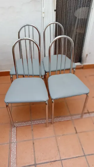 Juego de 4 sillas metálicas grises