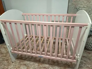 Cuna de bebé blanca con mariquita rosa