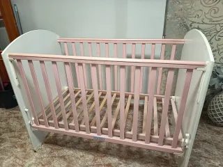 Cuna de bebé blanca con mariquita rosa