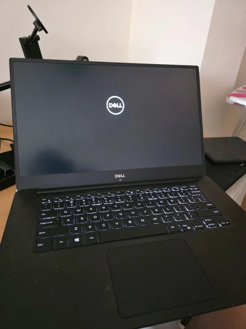 Portátil Dell XPS 9570 y bateria portátil Dell