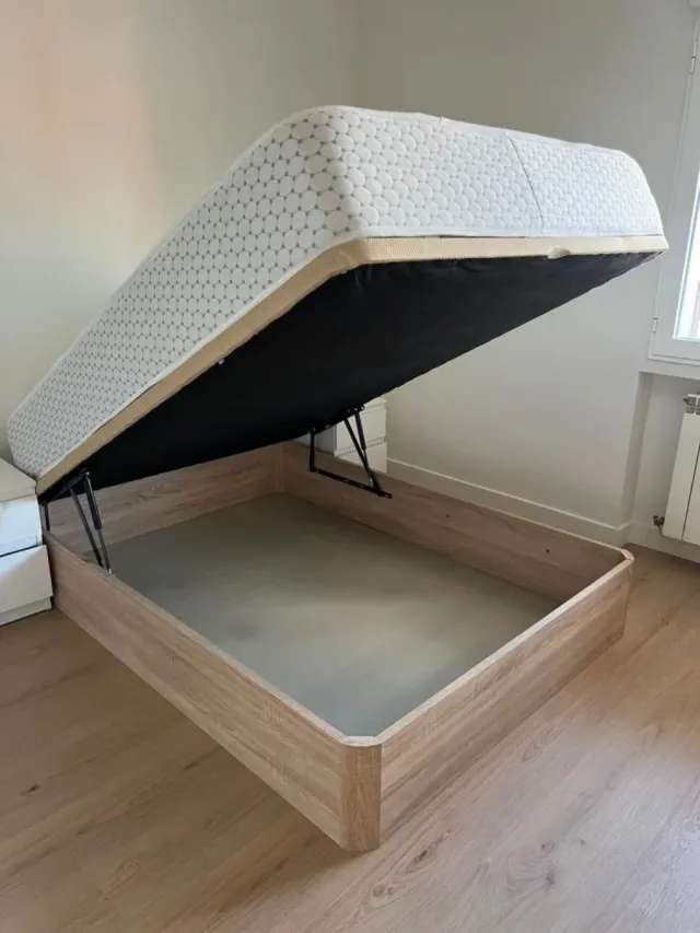 Letto a soppalco in legno con materassi