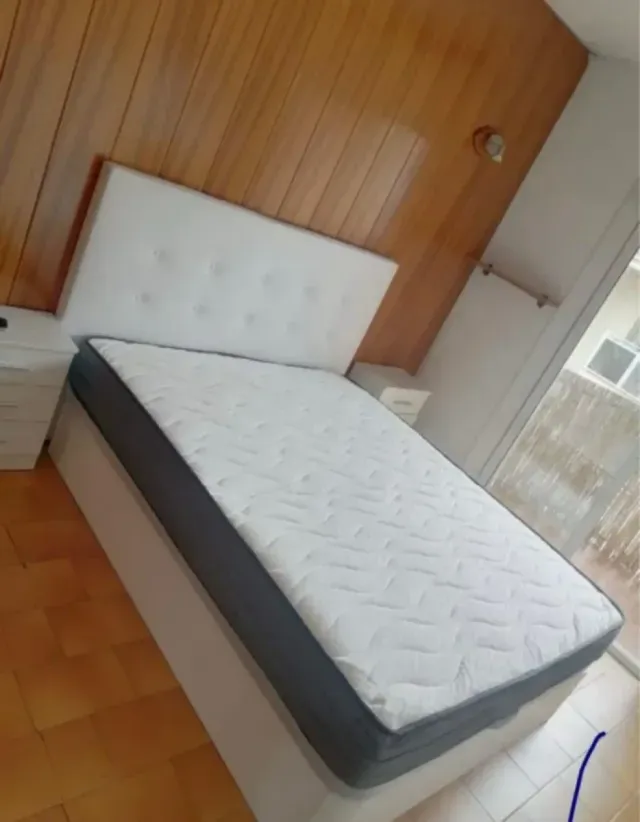 Letto a soppalco in legno con materassi
