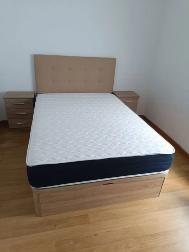 Letto a soppalco in legno con materassi