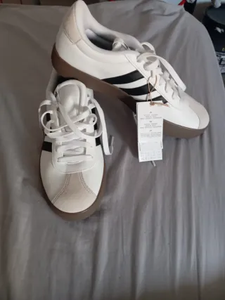 Zapatillas Adidas Blancas y Beige