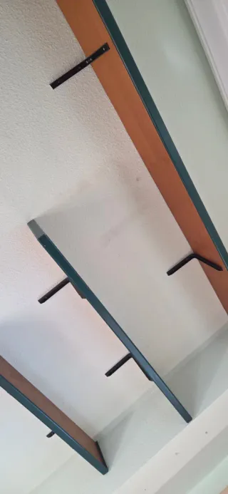 Estanterías de madera con soportes incluidos