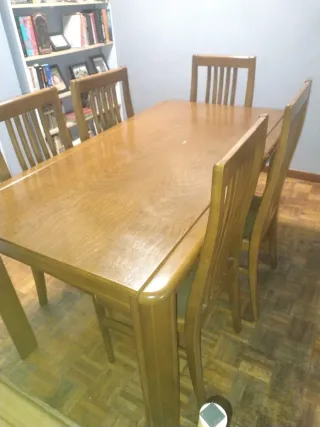 Mesa de salón de madera con 5 sillas