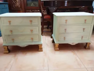 Comodini in legno massello dorati e verdi